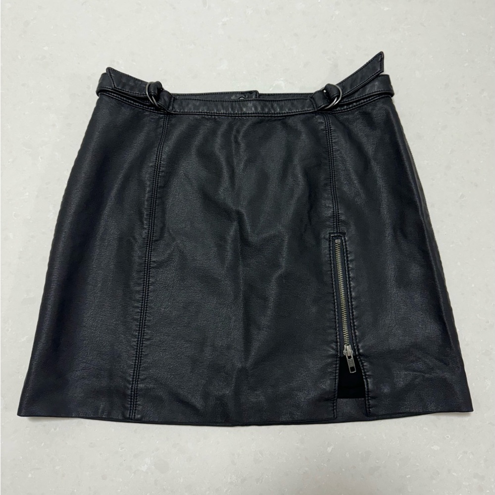 Free People Black Mini Skirt Faux Leather Size 8 - Picture 1 of 12